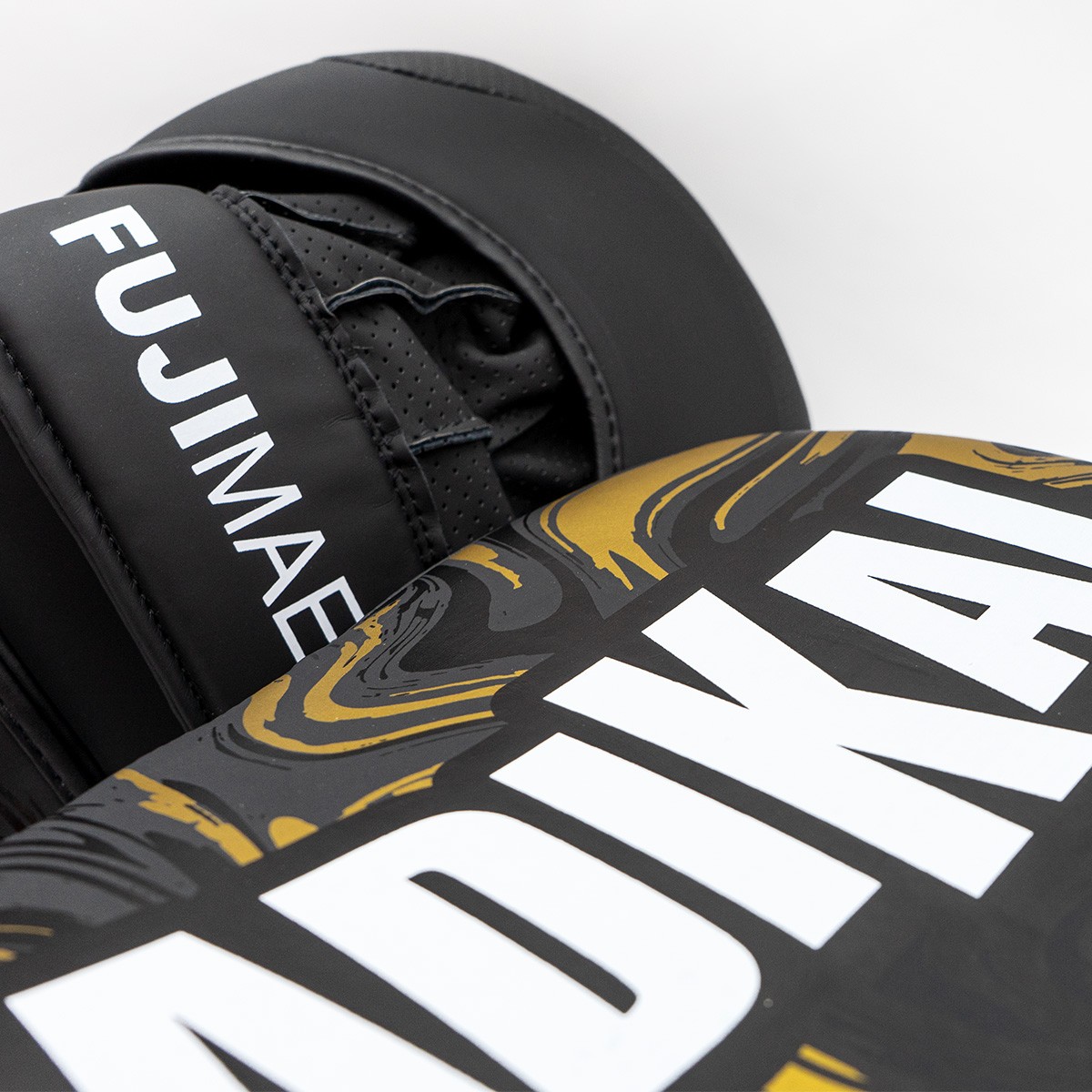 Lapy prohnuté dlaňové FUJIMAE Radikal Black/Gold