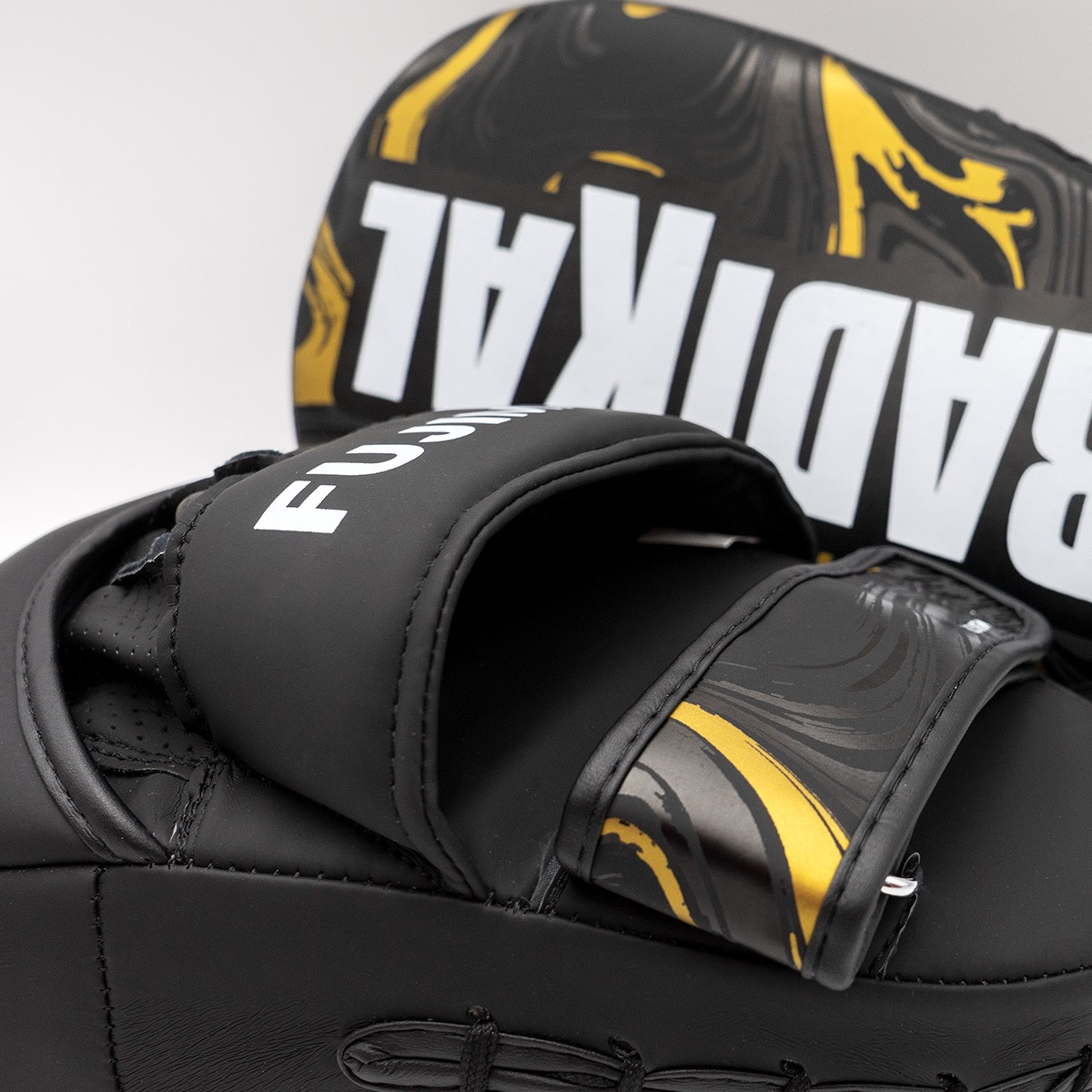 Lapy prohnuté dlaňové FUJIMAE Radikal Black/Gold